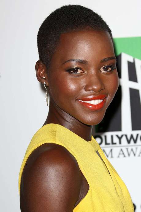 Além de levar para casa o Oscar de Melhor Atriz Coadjuvante pela atuação no filme "12 Anos de Escravidão", a mexicana Lupita Nyongo ainda conquistou o título de mulher mais bonita do mundo em 2014. Com 31 anos de idade, a jovem aposta pra valer no uso de cosméticos naturais, como o Óleo Kukui, que é originário do Havaí. O porduto é utilizado todos os dias pela estrela por deixar a pele mais suave e macia <p>Além de levar para casa o Oscar de Melhor Atriz Coadjuvante pela atuação no filme "12 Anos de Escravidão", a mexicana Lupita Nyongo ainda conquistou o título de mulher mais bonita do mundo em 2014. Com 31 anos de idade, a jovem aposta pra valer no uso de cosméticos naturais, como o Óleo Kukui, que é originário do Havaí. O porduto é utilizado todos os dias pela estrela por deixar a pele mais suave e macia </p>
