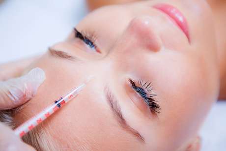 Apesar de deixar a pele jovem e com um aspecto natural, o preenchimento feito com ácido hialurônico também pode desencadear diversos problemas em suas adeptas, como a perda da expressão facial, inchaço e até inflamações Apesar de deixar a pele jovem e com um aspecto natural, o preenchimento feito com ácido hialurônico também pode desencadear diversos problemas em suas adeptas, como a perda da expressão facial, inchaço e até inflamações