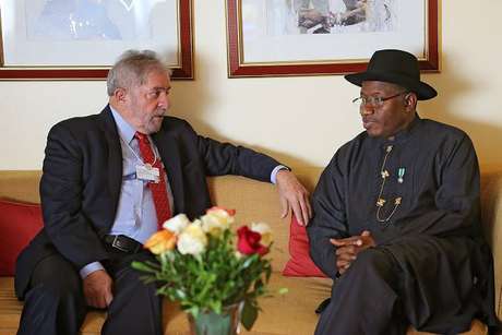 Lula foi recebido na Nigéria pelo presidente Goodluck Jonathan, a quem o ex-presidente transmitiu a "solidariedade" do povo brasileiro com o país africano Lula foi recebido na Nigéria pelo presidente Goodluck Jonathan, a quem o ex-presidente transmitiu a "solidariedade" do povo brasileiro com o país africano