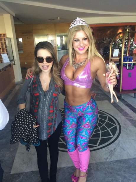 Sandy foi fotografada ao lado da Barbie Fitness Sandy foi fotografada ao lado da Barbie Fitness