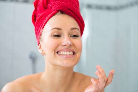 Para acordar com a pele mais bonita, é preciso tomar alguns cuidados antes dormir. Tirar a maquiagem, limpar e hidratar o rosto são alguns dos mais importantes Para acordar com a pele mais bonita, é preciso tomar alguns cuidados antes dormir. Tirar a maquiagem, limpar e hidratar o rosto são alguns dos mais importantes