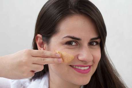 Hidratação Ouro 24k age diretamente na síntese do colágeno e da elastina, fornecendo maior hidratação à pele do rosto Hidratação Ouro 24k age diretamente na síntese do colágeno e da elastina, fornecendo maior hidratação à pele do rosto