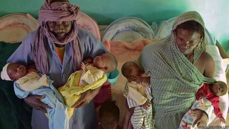 Após cruzar deserto, família teve uma surpresa ao descobrir gravidez com quadrigêmeos Após cruzar deserto, família teve uma surpresa ao descobrir gravidez com quadrigêmeos