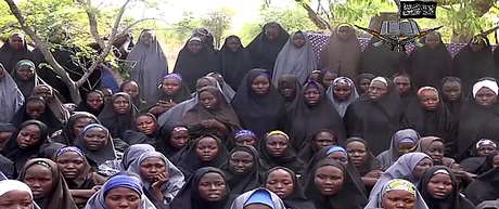 Vídeo divulgado pelo grupo islamita Boko Haram revela situação de jovens sequestradas na Nigéria vestindo hijab, tendo sido obrigadas a se converter ao islamismo <p>Vídeo divulgado pelo grupo islamita Boko Haram revela situação de jovens sequestradas na Nigéria vestindo hijab, tendo sido obrigadas a se converter ao islamismo </p>