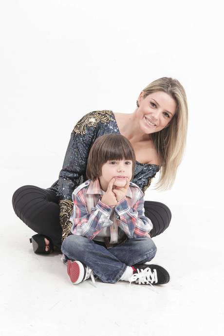 Mari Alexandre e o filho Záion: "Alterno momentos de comidas saudáveis com guloseimas." <p>Mari Alexandre e o filho Záion: "Alterno momentos de comidas saudáveis com guloseimas."</p>
