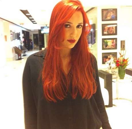 Josie Pessoa adota ruivo vibrante para Falso Brilhante Josie Pessoa adota ruivo vibrante para Falso Brilhante