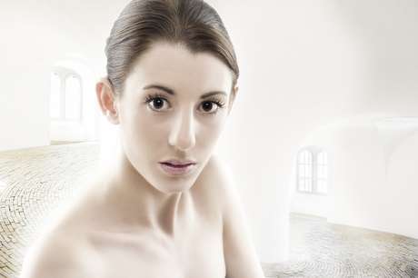 A beleza de vários desfiles de grifes internacionais foca na pele natural e luminosa, conferindo a impressão de que a mulher está sem make A beleza de vários desfiles de grifes internacionais foca na pele natural e luminosa, conferindo a impressão de que a mulher está sem make