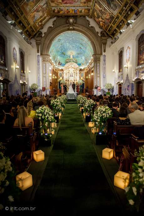 Tradição, pinturas e beleza da igreja é o que chamam a atenção de noivos Tradição, pinturas e beleza da igreja é o que chamam a atenção de noivos