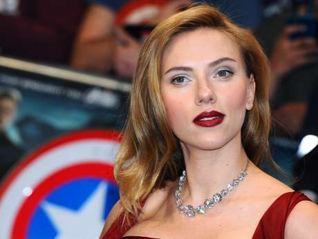 Batom vermelho foi uma das apostas mais sensuais que Scarlett Johannson desfilou no tapete vermelho Batom vermelho foi uma das apostas mais sensuais que Scarlett Johannson desfilou no tapete vermelho