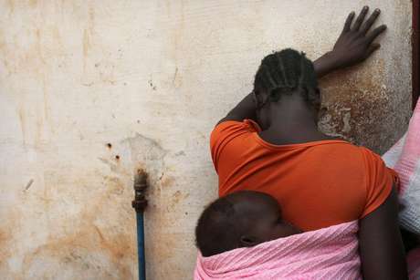 (Imagem de arquivo): sudanesa segura o filho nas costas; uma mulher do país africano foi condenada à morte por se converter ao cristianismo <p>(Imagem de arquivo): sudanesa segura o filho nas costas; uma mulher do país africano foi condenada à morte por se converter ao cristianismo</p>