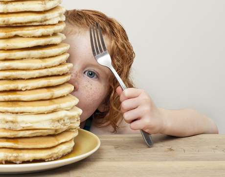 A criança pode comer em excesso devido a fatores fisiológicos, alimentares ou psicológicos A criança pode comer em excesso devido a fatores fisiológicos, alimentares ou psicológicos
