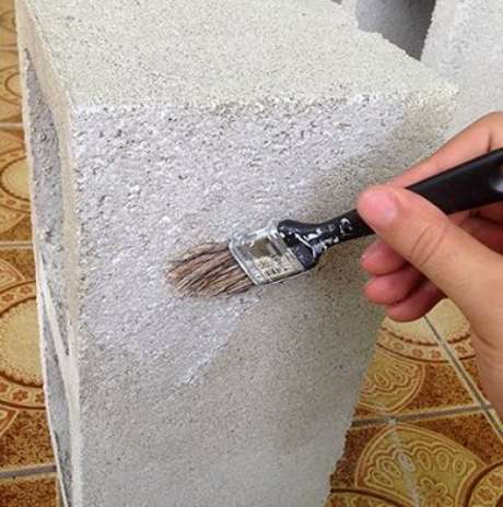 Uma solução de cola branca e água foi aplicada nos blocos para evitar que soltassem pó Uma solução de cola branca e água foi aplicada nos blocos para evitar que soltassem pó