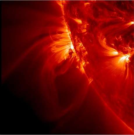 Na foto é possivel ver como "laços" brilhantes que circundam uma região ativa do Sol se estendem e ora se tornarm mais suaves, ora mais fortes <p>Na foto é possivel ver como "laços" brilhantes que circundam uma região ativa do Sol se estendem e ora se tornarm mais suaves, ora mais fortes</p>