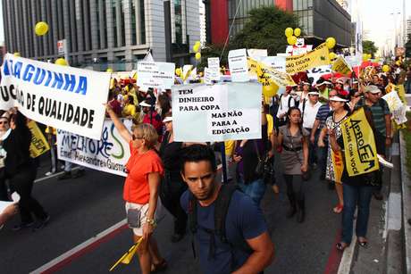 Manifestantes criticaram gastos com a Copa do Mundo de Futebol Manifestantes criticaram gastos com a Copa do Mundo de Futebol