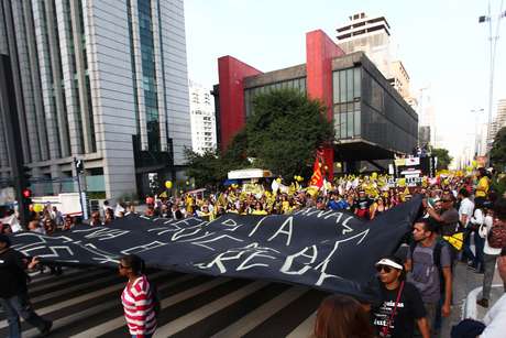 Professores bloqueiam a Paulista durante manifestação Professores bloqueiam a Paulista durante manifestação