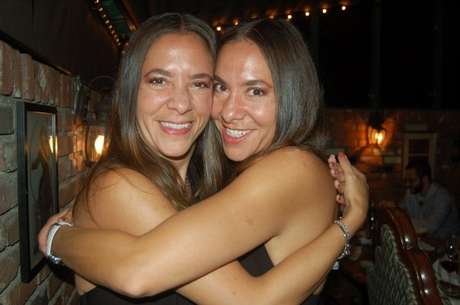 Amy e Becky usam roupas iguais todos os dias e também dividem o mesmo escritório <p>Amy e Becky usam roupas iguais todos os dias e também dividem o mesmo escritório</p>