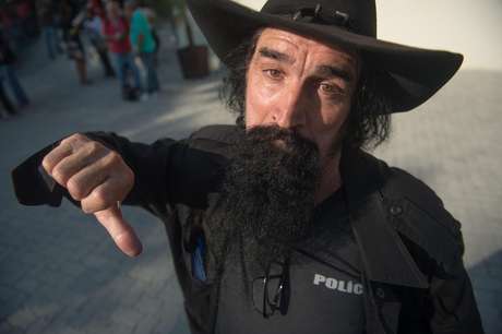 Os policiais permaneceram cerca de cinco minutos ocupando a via pública e gritaram "Polícia". Depois, entraram na Cidade da Polícia Os policiais permaneceram cerca de cinco minutos ocupando a via pública e gritaram "Polícia". Depois, entraram na Cidade da Polícia