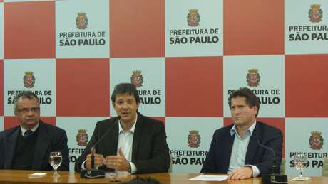 O secretário municipal das Subprefeituras, Chico Macena, o prefeito Fernando Haddad e o secretário de Transportes, Jilmar Tatto <p>O secretário municipal das Subprefeituras, Chico Macena, o prefeito Fernando Haddad e o secretário de Transportes, Jilmar Tatto</p>