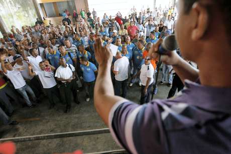 Assembleia realizada nessa quinta-feira determinou a greve <p>Assembleia realizada nessa quinta-feira determinou a greve</p>
