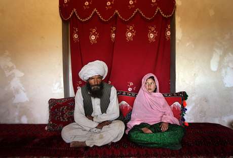 Foto premiada mostra a realidade dos casamentos forçados entre meninas e homens adultos: a menina Ghullam foi vendida ao seu marido, mais de 30 anos mais velho que ela <p>Foto premiada mostra a realidade dos casamentos forçados entre meninas e homens adultos: a menina Ghullam foi vendida ao seu marido, mais de 30 anos mais velho que ela</p>