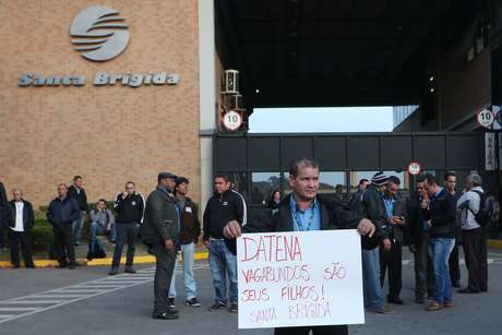 Manifestante protesta até contra o apresentador José Luiz Datena, da TV Bandeirantes Manifestante protesta até contra o apresentador José Luiz Datena, da TV Bandeirantes