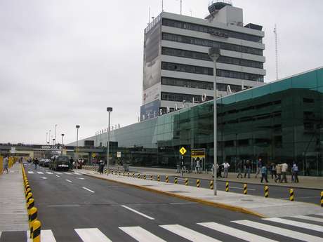 Difusión <p>Los pasajeros reportaron el problema alrededor de las seis de la tarde. Asimismo, los funcionarios de migraciones se han visto de manos atadas al no poder colaborar con los pasajeros. </p>