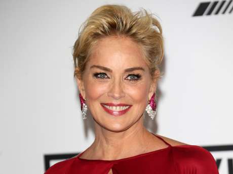 Sharon Stone aposta em uma pele luminosa, sem precisar aplicar muitos cosméticos Sharon Stone aposta em uma pele luminosa, sem precisar aplicar muitos cosméticos