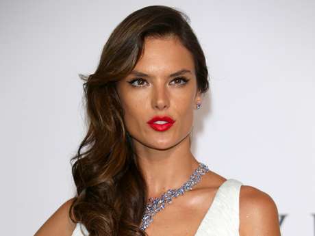 O truque para fazer o traço gatinho da modelo Alessandra Ambrósio é usar lápis e preencher com sombra O truque para fazer o traço gatinho da modelo Alessandra Ambrósio é usar lápis e preencher com sombra