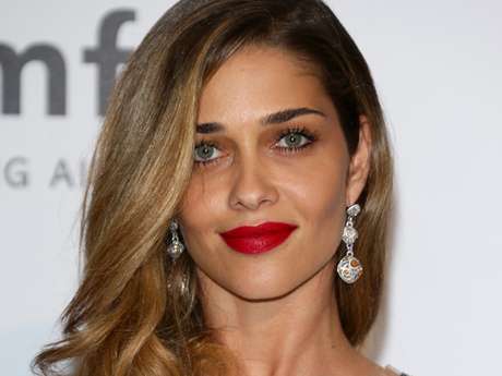 O batom vermelho de Ana Beatriz Barros valorizou os lábios da modelo O batom vermelho de Ana Beatriz Barros valorizou os lábios da modelo