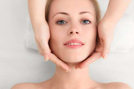 Massagem facial promete rejuvenescer a pele do rosto apenas com movimentos de ginástica e adiar as aplicações da tradicional toxina botulínica por alguns anos Massagem facial promete rejuvenescer a pele do rosto apenas com movimentos de ginástica e adiar as aplicações da tradicional toxina botulínica por alguns anos