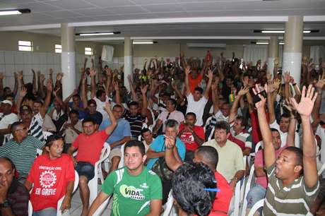 A greve foi decidida em assembleia. A categoria reivindica reajuste salarial de 10% com data-base em janeiro A greve foi decidida em assembleia. A categoria reivindica reajuste salarial de 10% com data-base em janeiro