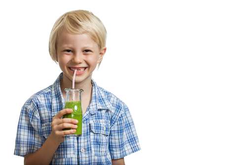 O suco verde não deve ser adoçado, pois os vegetais e frutas já contêm açúcar O suco verde não deve ser adoçado, pois os vegetais e frutas já contêm açúcar