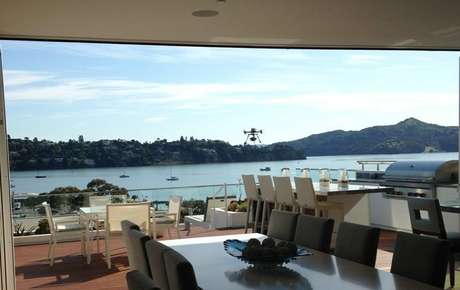 Entrega de champanhe é feita por drone em hotel nos Estados Unidos Entrega de champanhe é feita por drone em hotel nos Estados Unidos