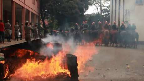 Policias fazem treinamento contra manifestações para a Copa Policias fazem treinamento contra manifestações para a Copa