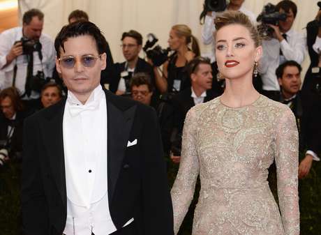 Ao lado do namorado Johnny Deep, no Festival de Cannes 2014, Amber Heard brilha com batom vermelho-escuro e brilho nos olhos, como do vestido Ao lado do namorado Johnny Deep, no Festival de Cannes 2014, Amber Heard brilha com batom vermelho-escuro e brilho nos olhos, como do vestido