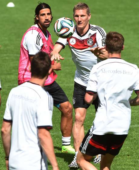 Schweinsteiger e Khedira participam pela primeira vez de treino da Alemanha Schweinsteiger e Khedira participam pela primeira vez de treino da Alemanha