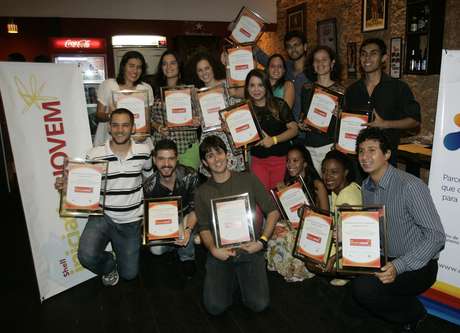 Participantes do programa Shell Iniciativa Jovem recebem certificado de conclusão do processo de capacitação Participantes do programa Shell Iniciativa Jovem recebem certificado de conclusão do processo de capacitação