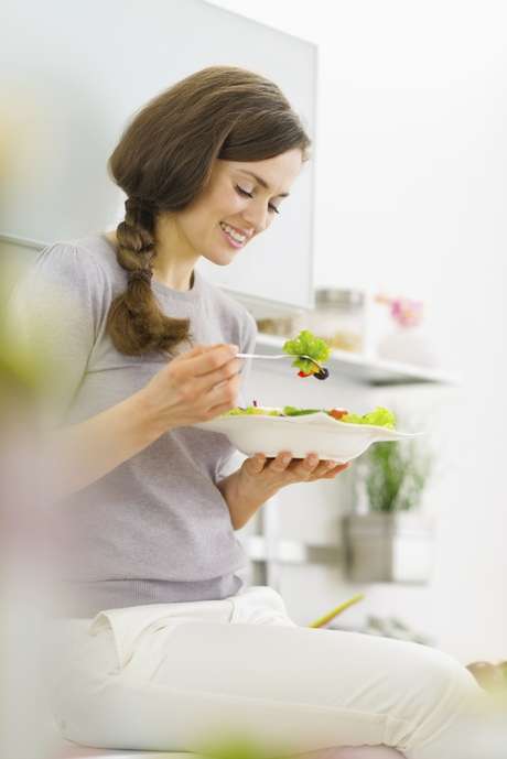 Controlar o peso e escolher os alimentos certos são atitudes importantes para a mulher que deseja engravidar <p>Controlar o peso e escolher os alimentos certos são atitudes importantes para a mulher que deseja engravidar</p>
