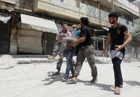 Civis socorrem homem ferido durante bombardeios do regime de Assad a bairro de Aleppo, em 29 de maio <p>Civis socorrem homem ferido durante bombardeios do regime de Assad a bairro de Aleppo, em 29 de maio</p>