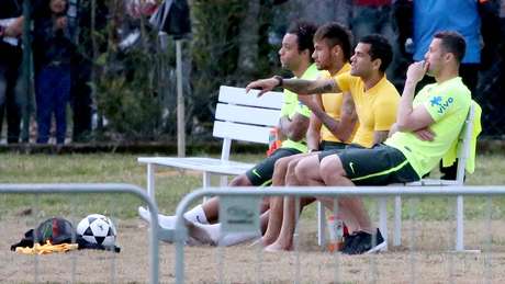 Marcelo, Neymar, Daniel Alves e Júlio César observam disputa de futevôlei <p>Marcelo, Neymar, Daniel Alves e Júlio César observam disputa de futevôlei</p>