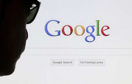 O Google criou um formulário online acessível a todos os europeus para solicitar a remoção de links. Na foto, internauta usa a home do site de pesquisa <p>O Google criou um formulário online acessível a todos os europeus para solicitar a remoção de links. Na foto, internauta usa a home do site de pesquisa</p>