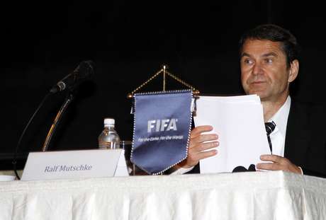 Chefe de segurança da Fifa, Ralf Mutschke (foto) afirmou já ter identificado contatos de empresas de manipulação com jogadores e árbitros; Delia Fischer negou que partida do Brasil tenha preocupação especial em investigações <p>Chefe de segurança da Fifa, Ralf Mutschke (foto) afirmou já ter identificado contatos de empresas de manipulação com jogadores e árbitros; Delia Fischer negou que partida do Brasil tenha preocupação especial em investigações</p>
