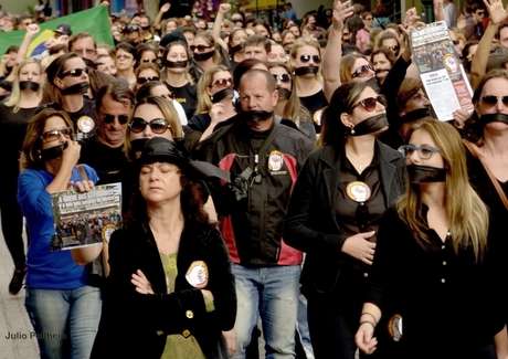Com mordaças, grevistas percorreram as ruas de Blumenau na última quinta-feira Com mordaças, grevistas percorreram as ruas de Blumenau na última quinta-feira