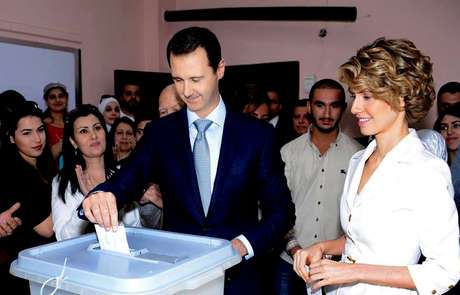 Presidente Assad vota acompanhado da mulher, Asma, no centro de Damasco, em 3 de junho <p>Presidente Assad vota acompanhado da mulher, Asma, no centro de Damasco, em 3 de junho</p>
