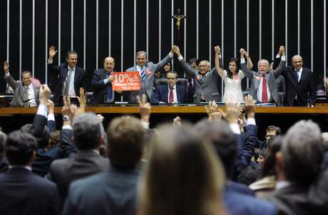 Deputados concluem aprovação do Plano Nacional de Educação 2011-2020 Deputados concluem aprovação do Plano Nacional de Educação 2011-2020