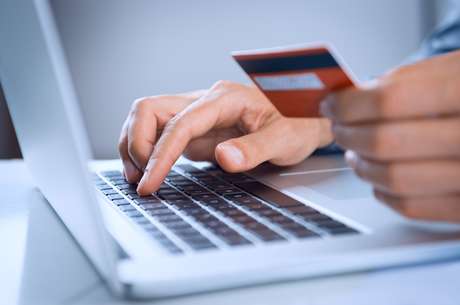 Plataformas ajudam micro e pequenos empresários a entrarem de maneira fácil e barata no bilionário mercado de compras de bens e serviços pela internet. Em 2013, o chamado e-commerce movimentou R$ 28,8 bilhões Plataformas ajudam micro e pequenos empresários a entrarem de maneira fácil e barata no bilionário mercado de compras de bens e serviços pela internet. Em 2013, o chamado e-commerce movimentou R$ 28,8 bilhões