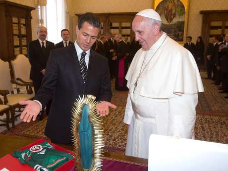 AFP en español Francisco le ofreció un medallón y un ejemplar de la exhortación apostólica Evangelii Gaudium