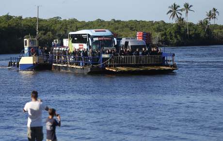Ônibus que levou os jogadores da seleção alemã teve que atravessar um rio para chegar à Vila de Santo André, no sul da Bahia Ônibus que levou os jogadores da seleção alemã teve que atravessar um rio para chegar à Vila de Santo André, no sul da Bahia