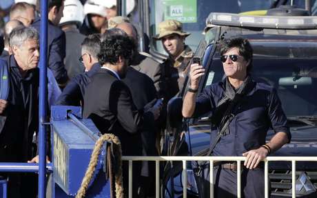 Durante a travessia de balsa, treinador Joachim Low desceu do veículo para tirar fotos da paisagem Durante a travessia de balsa, treinador Joachim Low desceu do veículo para tirar fotos da paisagem