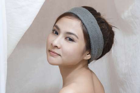 As tiaras e headbands são perfeitas para manter os fios comportados e ainda dá um charme extra ao penteado <p>As tiaras e headbands são perfeitas para manter os fios comportados e ainda dá um charme extra ao penteado</p>